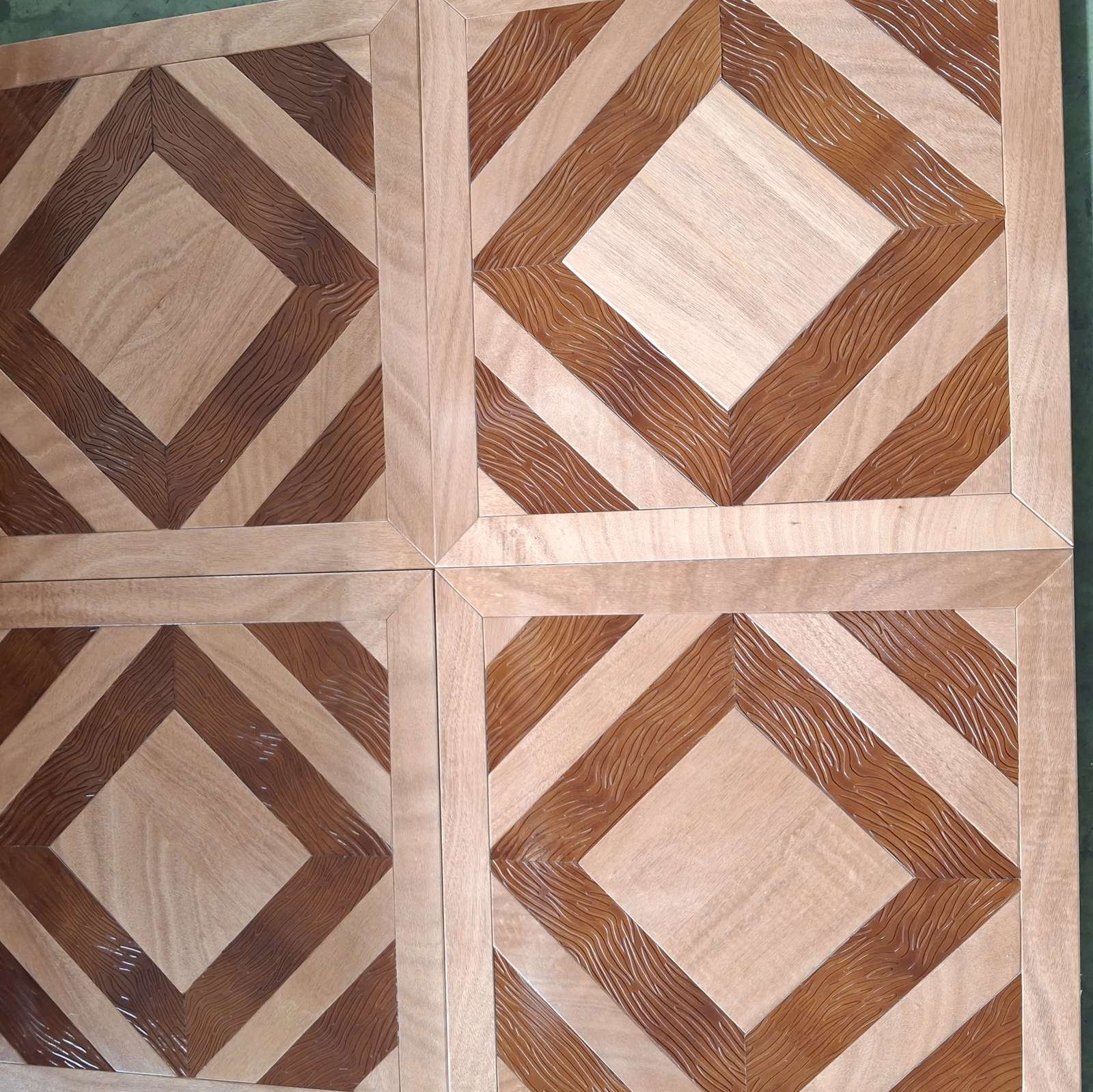 Quadrotte di pavimento a losanga: cornice in legno chiaro, diagonali in pelle marrone goffrata e rombo centrale in legno