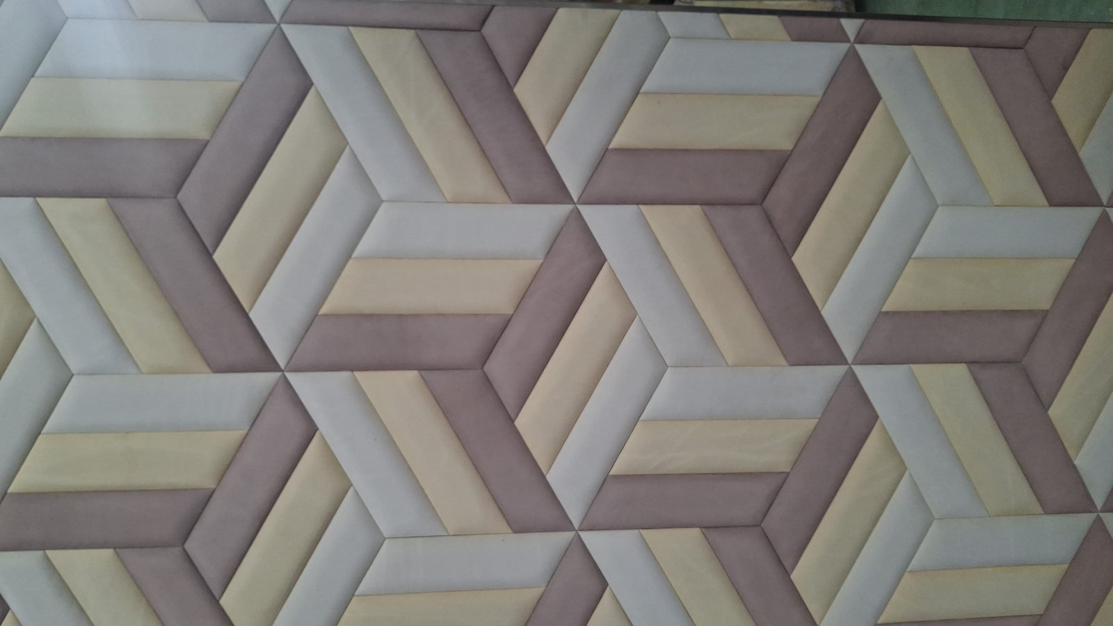Rivestimento a esagoni composti da tre losanghe con effetto cubo tridimensionale, crema beige e malva