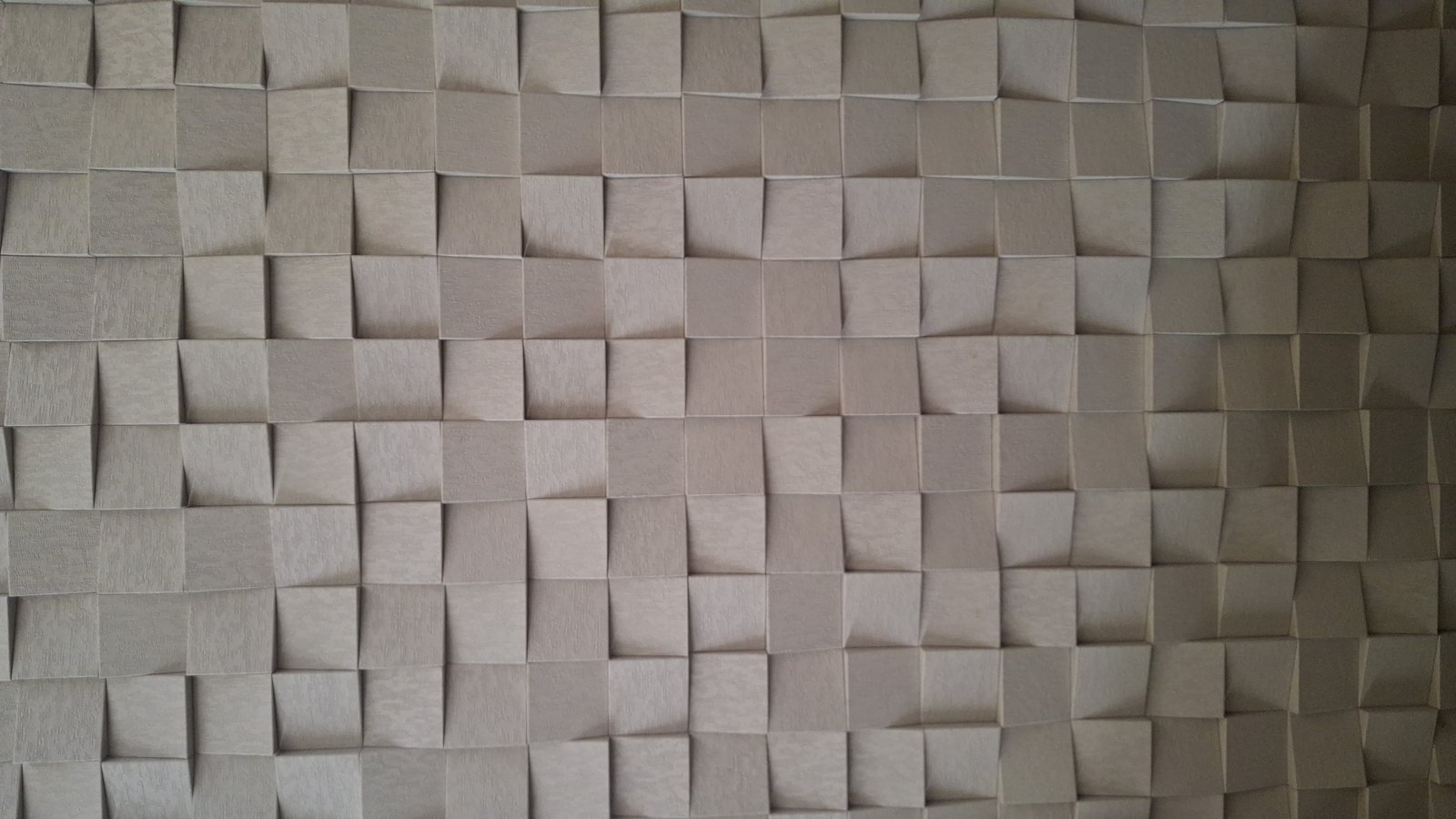 Rivestimento a intreccio fitto di quadratini beige e tortora con effetto tessuto