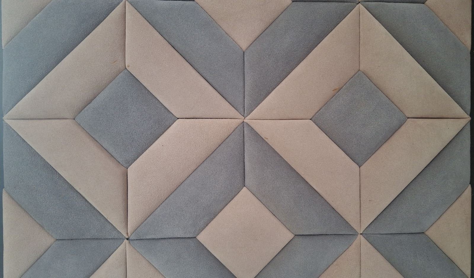 Rivestimento murale a losanghe grandi alternate beige e grigio in pelle scamosciata