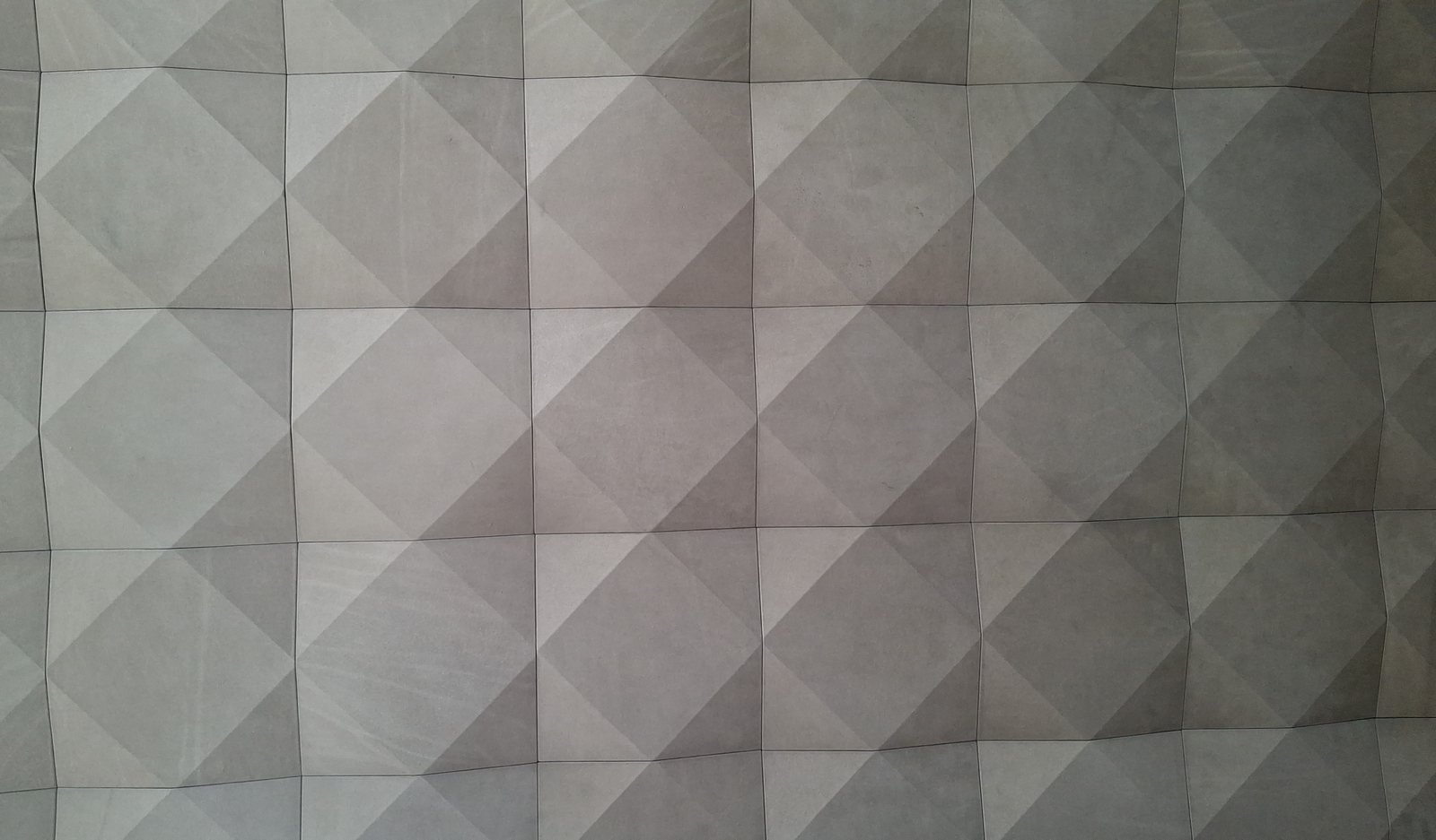 Rivestimento murale a piramidi e diamanti in rilievo, grigio chiaro sfumato